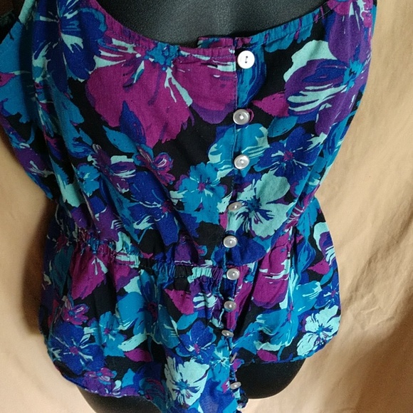 🛍️Button up flower tank - Picture 2 of 5